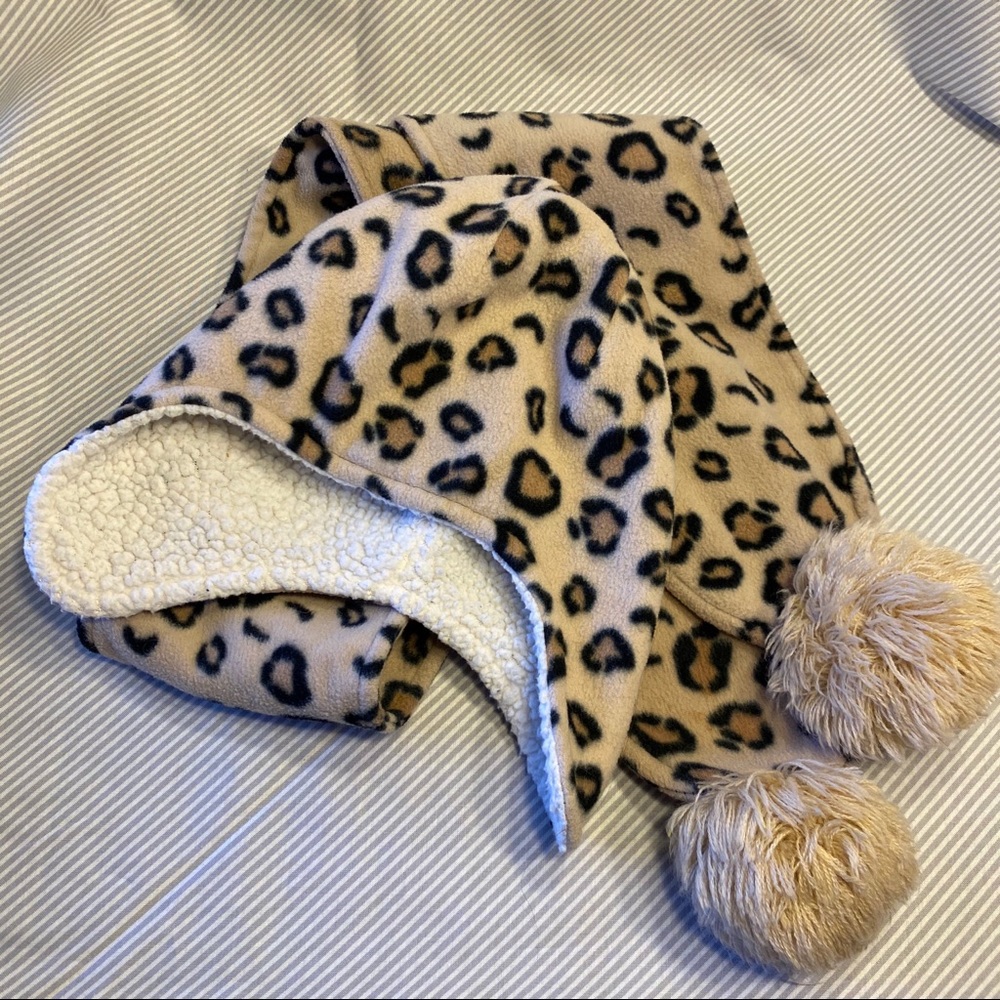 Animal print fleece cap and scarf